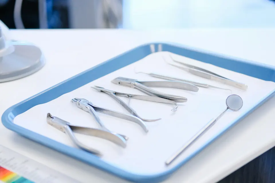 Sterile Instrumente auf einem Tray