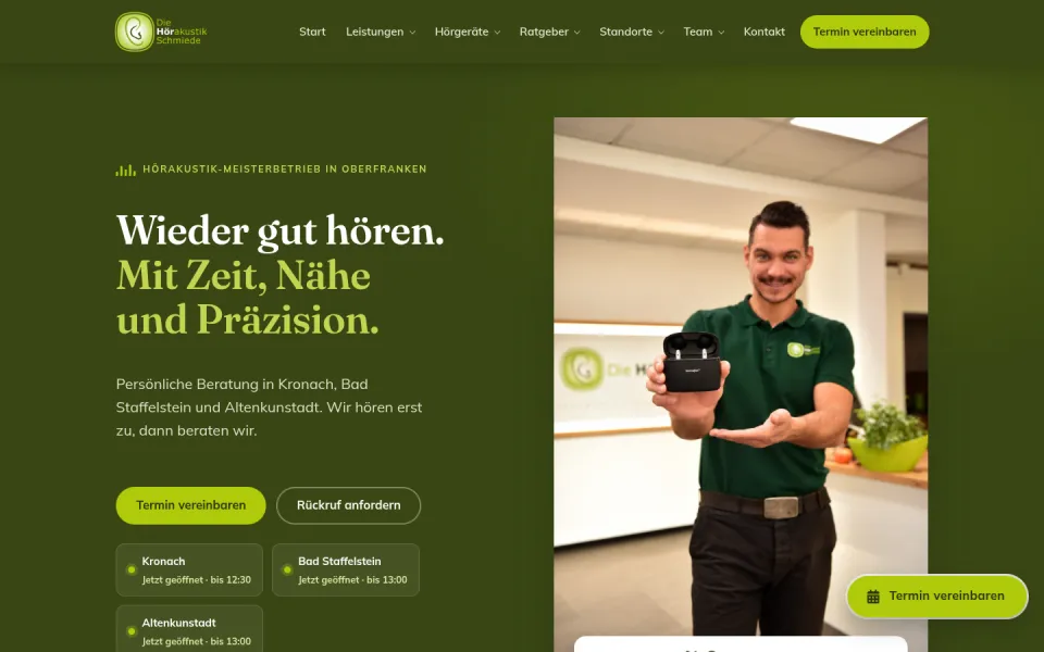 Startseite der HörakustikSchmiede am Rechner: Wieder gut hören, Filialen mit Öffnungsstatus, Termin vereinbaren und Rückruf anfordern